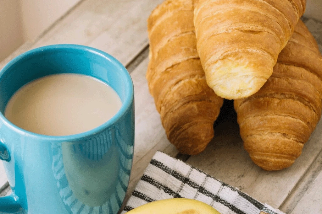 Mesa com café e pão