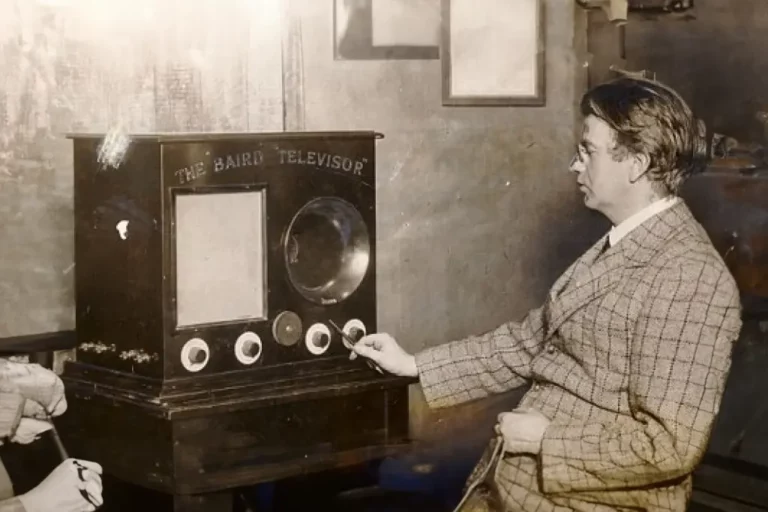 Homem analisando TV preto e branco antiga