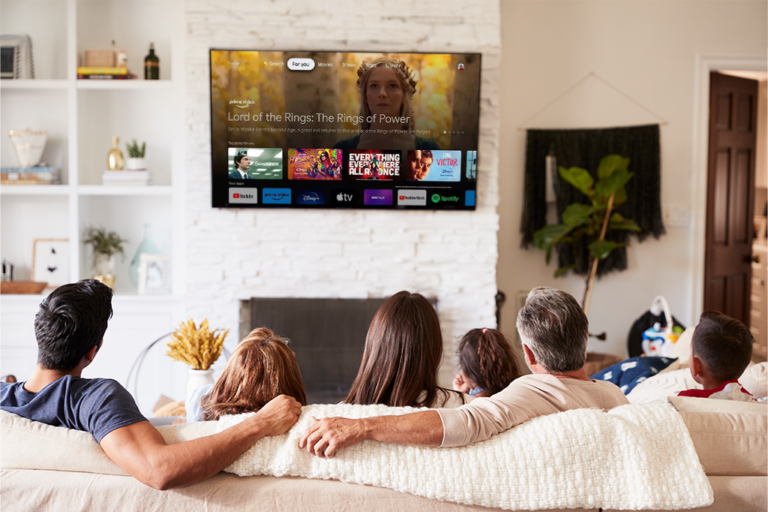 Família assistindo smart tv