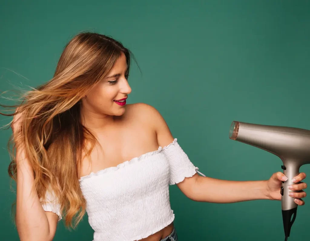 Mulher com secador de cabelo