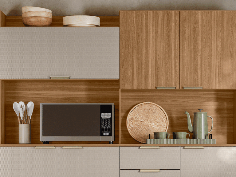 armario de cozinha em madeira com portas brancas