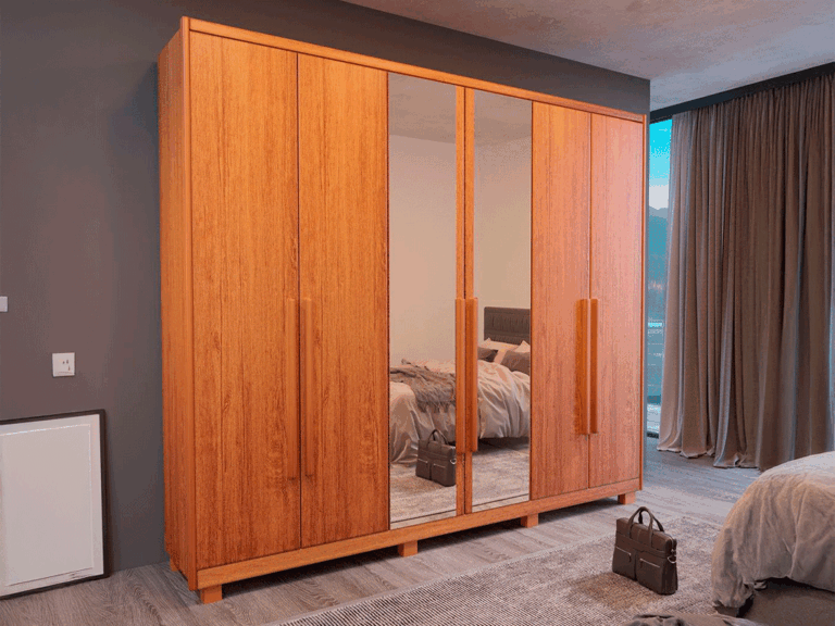 guarda roupa em madeira cor de canela com portas espelhadas