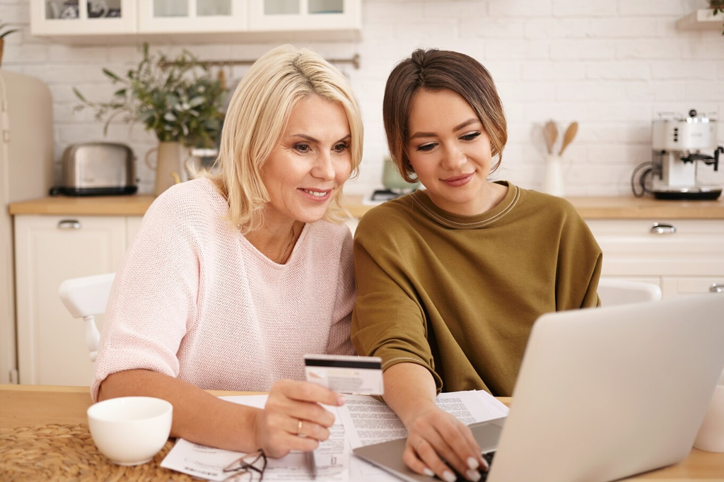 Mulheres comprando online no notebook