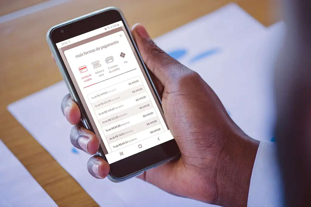 Pessoa vendo condições de pagamento no celular
