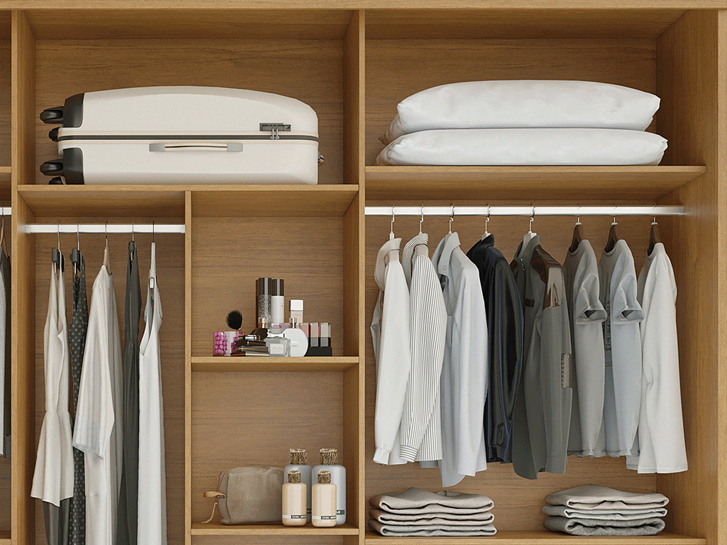 Interior de guarda-roupa organizado com roupas penduradas, malas, travesseiros e acessórios, ilustrando dicas práticas de como escolher guarda-roupa ideal.