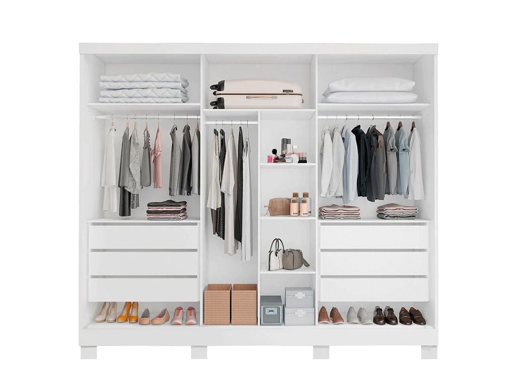 Armário organizado com roupas e acessórios variados