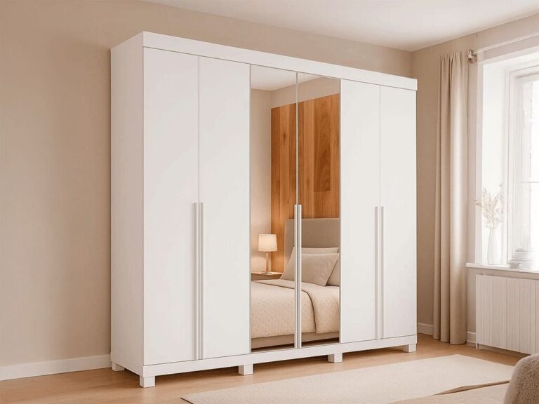 Guarda-roupa branco com espelhos em ambiente minimalista