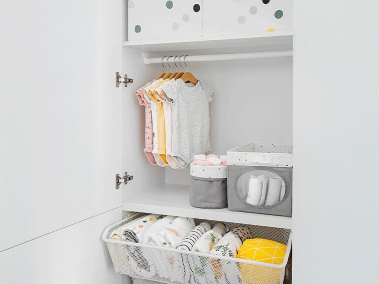 Se abrir o guarda-roupa do seu filho se tornou sinônimo de roupas amassadas, peças misturadas e dificuldade para encontrar o que precisa, saiba que essa situação é comum em muitas casas. Aprender como organizar guarda-roupa infantil vai além da estética: facilita a rotina, evita desperdícios e ajuda a acompanhar o crescimento acelerado das crianças. Neste guia prático, você vai entender como manter o guarda-roupa infantil organizado de forma simples e funcional, considerando as estações do ano, o uso diário das peças e a autonomia dos pequenos. 1. Comece separando por categorias O primeiro passo para organizar o guarda-roupa infantil é retirar todas as peças do armário e separá-las por categoria. Essa etapa ajuda a visualizar o que realmente é usado e facilita a distribuição dos itens. Separe em grupos como: Roupas do dia a dia; Peças de frio; Pijamas; Roupas para sair; Meias e roupas íntimas; Acessórios. Essa organização inicial traz mais clareza e reduz a bagunça. 2. Pense nas estações do ano Como as crianças crescem rápido e o clima muda ao longo do ano, organizar o guarda-roupa infantil por estação torna o espaço mais prático. Deixe: Na parte frontal do armário, as roupas da estação atual; No maleiro ou prateleiras superiores, as peças fora de uso, armazenadas em caixas ou sacos identificados. Quando a estação mudar, basta fazer a troca. 3. Use organizadores e caixas Organizadores ajudam a manter o guarda-roupa infantil arrumado, especialmente quando há muitas peças pequenas. Eles evitam que os itens se misturem e facilitam a visualização. Algumas opções funcionais são: Caixas organizadoras; Cestos; Organizadores de gaveta; Saquinhos com zíper. Sempre que possível, utilize etiquetas para facilitar a manutenção. 4. Mantenha as peças mais usadas ao alcance Organizar o armário considerando a altura da criança ajuda a manter tudo em ordem por mais tempo. Nas prateleiras mais baixas, deixe camisetas, pijamas, uniformes e roupas do dia a dia. Essa estratégia estimula a autonomia e reduz a desorganização. Ah, e se você também está pensando em trocar o colchão do quarto, entender o que é o colchão D33 e conhecer os benefícios que esse modelo oferece pode te ajudar na escolha certa. Acesse e confira! 5. Use cabides do tamanho infantil Cabides adequados ao tamanho das roupas infantis ajudam a preservar melhor as peças e otimizam o espaço interno do guarda-roupa. Eles: Evitam deformações; Ocupam menos espaço; Facilitam a visualização das roupas. Prefira cabides para vestidos, camisas e casacos. As demais peças podem ser dobradas. 6. Faça revisões mensais Criar o hábito de revisar o guarda-roupa infantil mensalmente evita acúmulo e facilita a organização contínua. Separe as roupas que: Ainda servem; Estão grandes; Não servem mais. Doe o que não está mais em uso e guarde peças maiores para quando chegar o momento adequado. 7. Crie um cantinho para acessórios Acessórios infantis costumam se perder quando não têm um local definido. Reserve um espaço específico usando ganchos, potes pequenos ou caixas com divisórias. Assim, tudo fica organizado e fácil de encontrar. Por que organizar o guarda-roupa infantil faz tanta diferença? A organização do guarda-roupa infantil impacta diretamente o dia a dia da família. Quando cada peça tem um lugar definido, o tempo gasto para escolher roupas diminui, o espaço fica mais funcional e as peças se conservam melhor. Entre os principais benefícios, estão: Mais agilidade na rotina diária; Redução de compras desnecessárias; Melhor conservação das roupas; Incentivo à autonomia da criança. Com mudanças simples, o resultado aparece rapidamente. Quer facilitar ainda mais? Escolha o guarda-roupa certo Além da organização interna, o tipo de móvel influencia diretamente na manutenção do espaço. Guarda-roupas com gavetas internas, nichos, maleiro e portas deslizantes ajudam a otimizar o uso do espaço, especialmente em quartos compactos. Na Móveis Simonetti, você encontra opções funcionais, com bom aproveitamento interno e pensadas para a rotina das famílias. Confira a categoria de guarda-roupas e encontre o modelo ideal! Organização prática para acompanhar o crescimento das crianças Manter o guarda-roupa infantil organizado não precisa ser complicado. Com categorias bem definidas, uso de organizadores, rotatividade das peças conforme a estação e revisões frequentes, o quarto se torna mais funcional e agradável. Essa organização acompanha o crescimento da criança, facilita a rotina da família e torna o dia a dia mais leve. Esperamos que tenha gostado do conteúdo. Caso ainda tenha dúvidas, compartilhe conosco e responderemos o quanto antes. Estamos também no Instagram! Siga o @moveis.simonetti para acompanhar novidades, promoções e conteúdos sobre conforto e bem-estar.