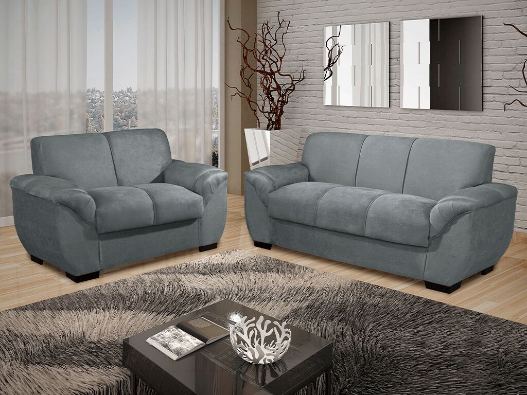 Conjunto de sofá cinza em sala moderna