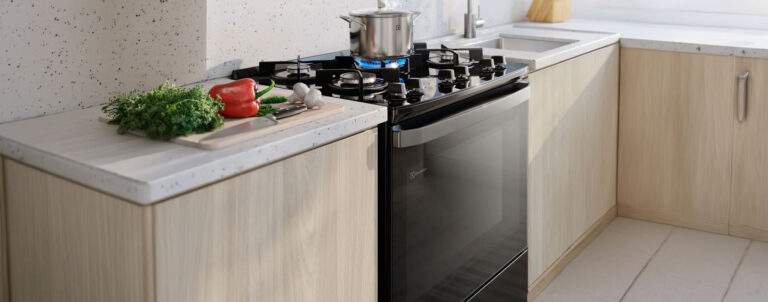 Cozinha moderna com fogão e vegetais frescos