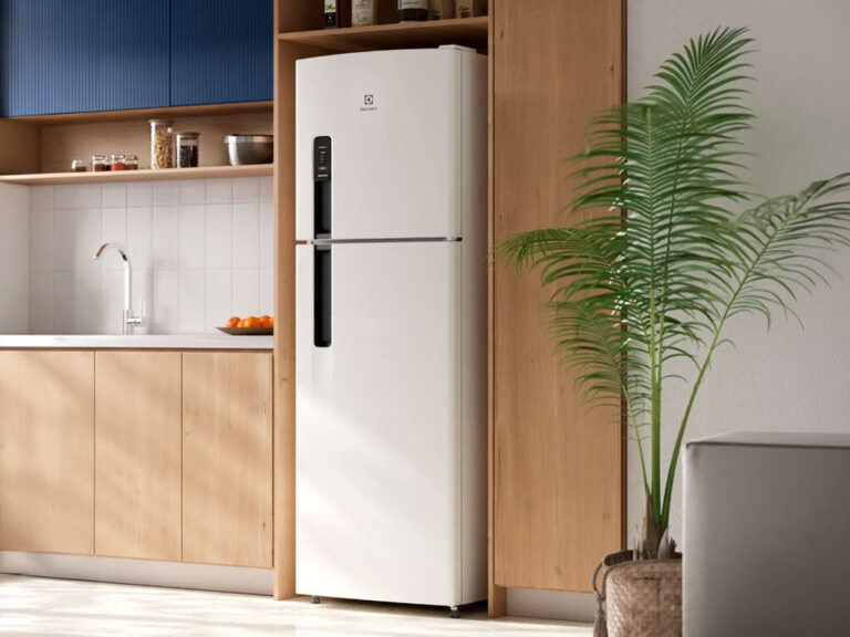 Geladeira branca em cozinha moderna com planta