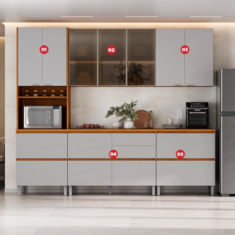 Cozinha modulada com armários aéreos, nicho para micro-ondas e balcão com gavetas