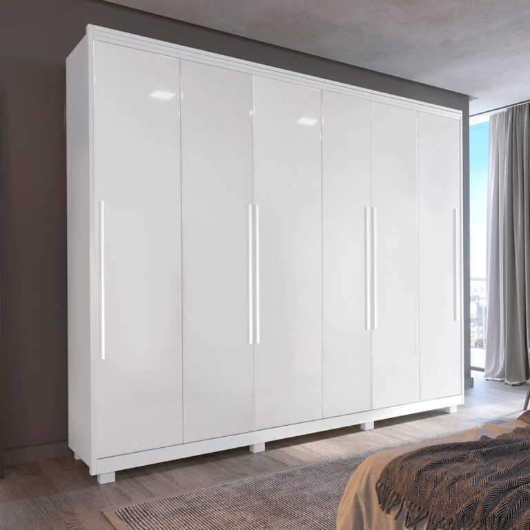 Guarda-roupa casal de seis portas em MDF branco brilhante, em quarto com cama de casal