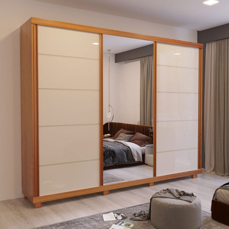 Guarda-roupa casal de três portas de correr, com a porta central espelhada, em quarto com cama de casal
